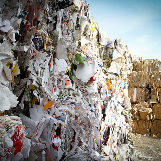 Zusammengebundene Stapel mit Papierabfällen