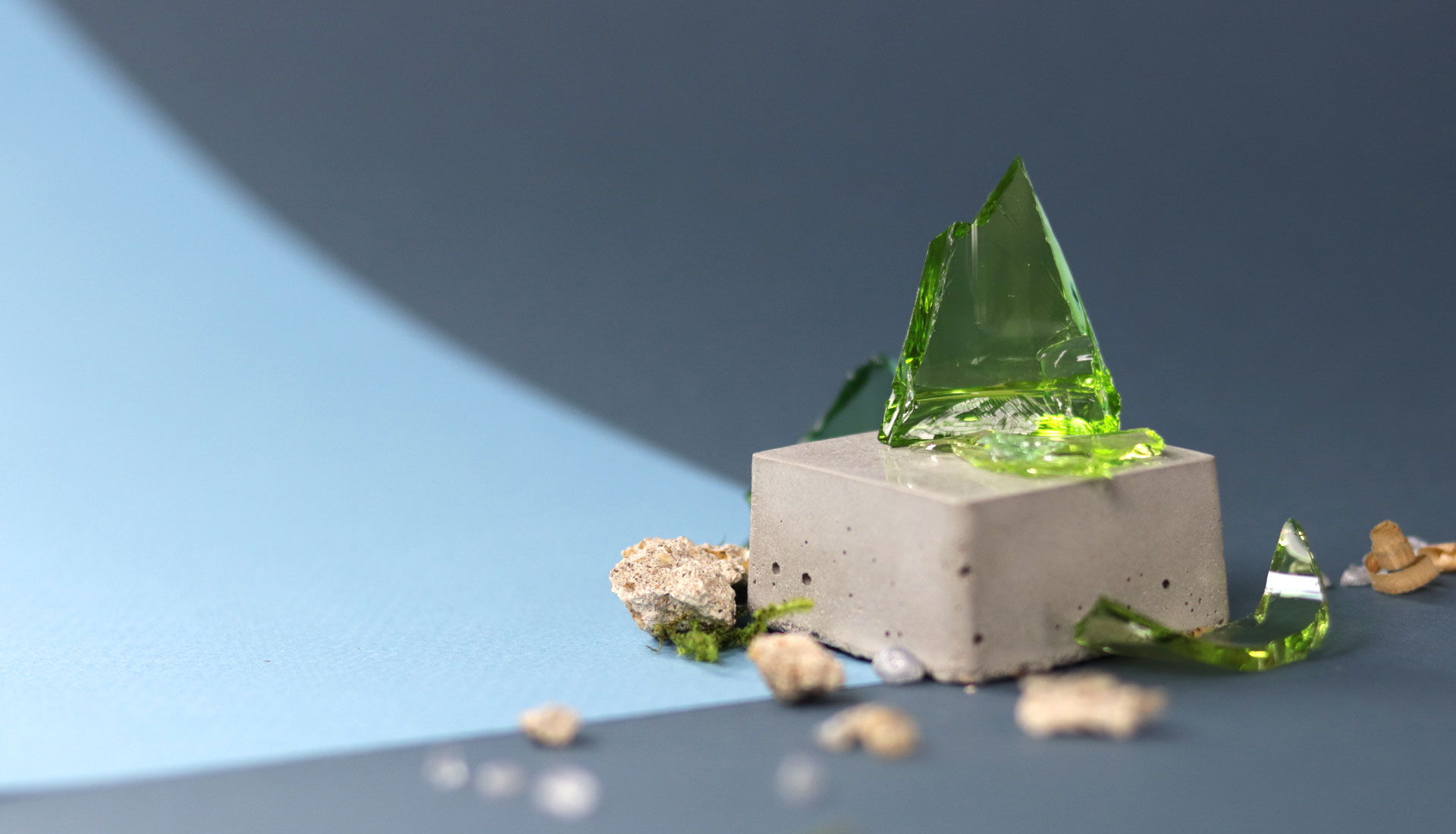 Glasscherbe auf Betonpodest Thinking Circular Vision